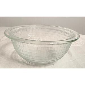 Vintage Pyrex 1 quart Round Borosilicate Glass Bowl Basket Weave Pattern